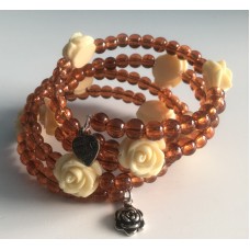 Spiraal armband  BRUIN met glaskralen en BEIGE rozen